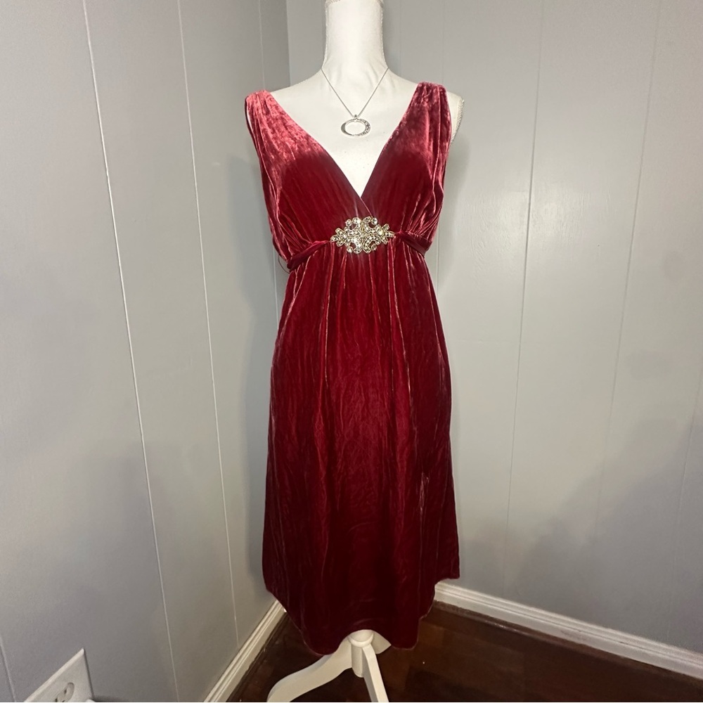 Laundry by Shelli Segal Red Velvet Gown | Size 8 | Crystal Brooch Detail | NWT